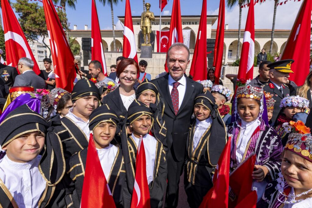 Başkan Seçer ve Meral Seçer, ‘23 Nisan Ulusal Egemenlik ve Çocuk Bayramı’ Kutlama Törenine Katıldı