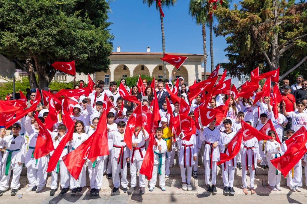 Başkan Seçer ve Meral Seçer, ‘19 Mayıs Atatürk’ü Anma, Gençlik ve Spor Bayramı’ Kutlama Programına Katıldı